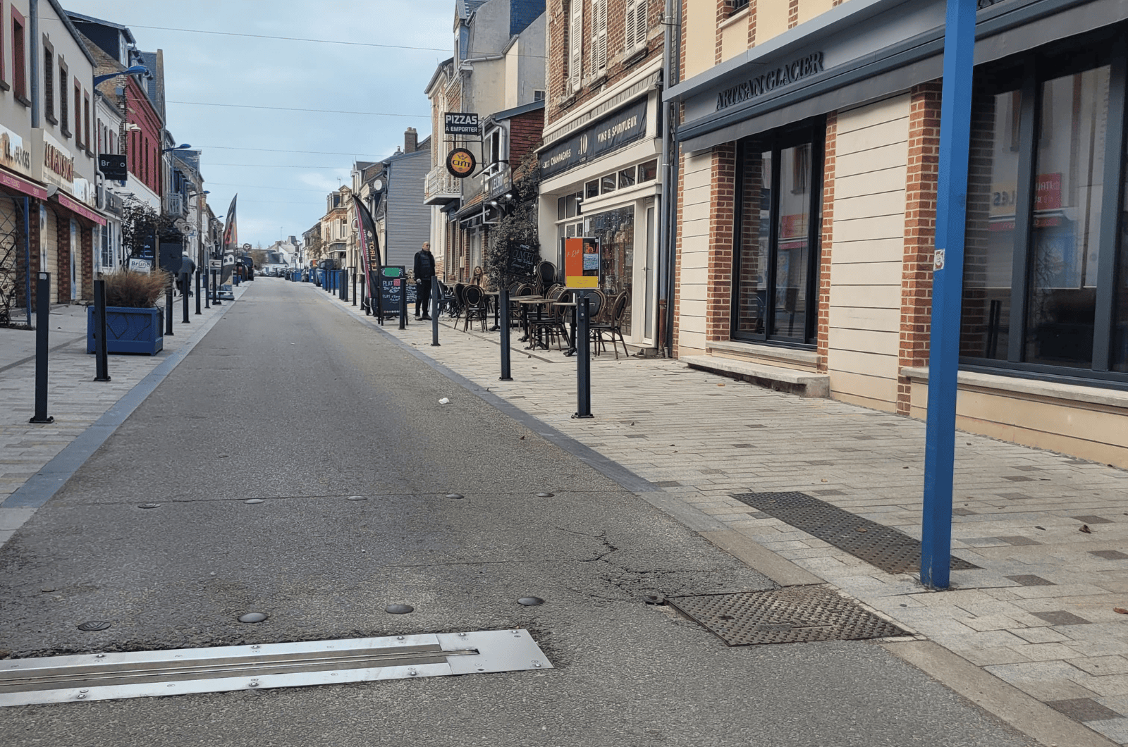 Rue principale du Crotoy avec commerces et façades typiques de la Baie de Somme.