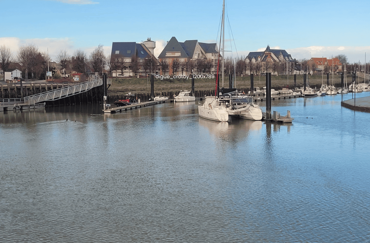 Port de plaisance du Crotoy avec voiliers amarrés et reflets sur l’eau calme.
